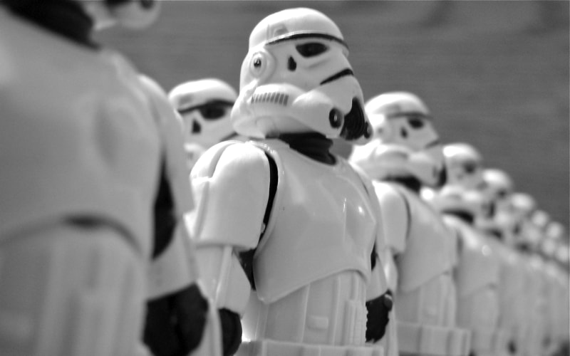 foto med identiska stormtroopers